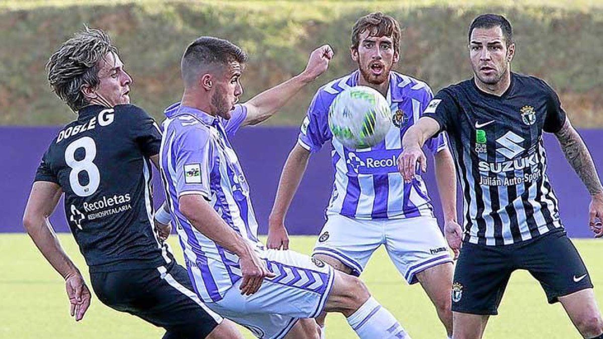 Prosi presiona a un jugador delValladolid B ante la mirada de Armiche en el partido disputado ayer.-EL MUNDO / EL DIARIO DE VALLADOLID