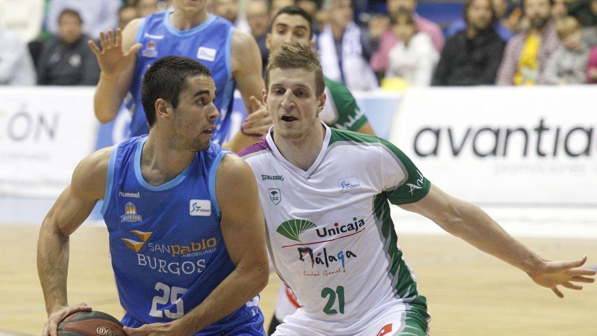 López protege el balón ante el jugador del Unicaja Adam Waczynski.-SANTI OTERO