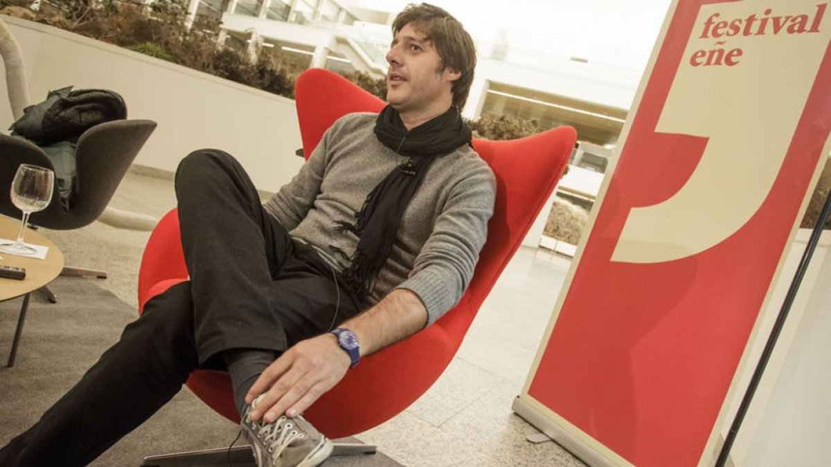 Andrés Barba instaló su consultorio en el vestíbulo del Museo de la Evolución Humana.-Santi Otero