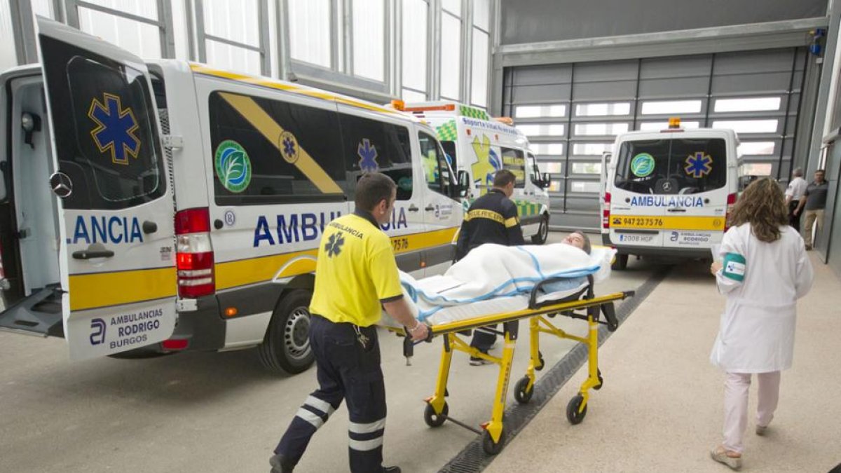 Imagen de ambulancias durante el traslado de los pacientes del Yagüe al nuevo Hospital Universitario.-SANTI OTERO