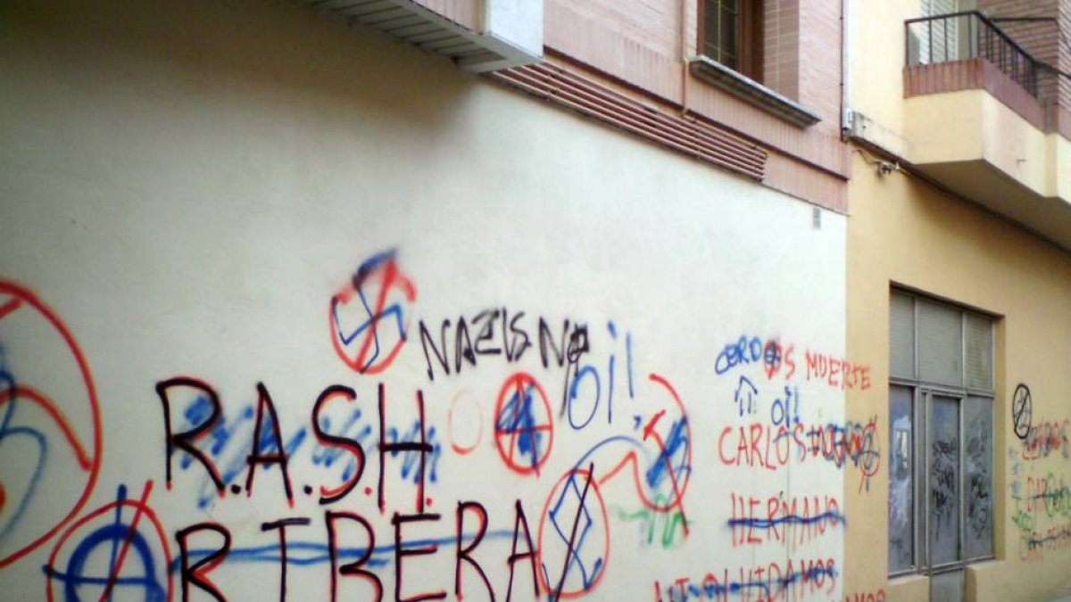 La empresa de limpieza viaria se encarga de  limpiar los grafitis