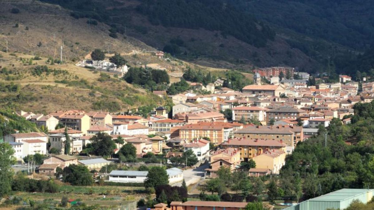 El paraje natural que envuelve la villa invita a perderse por sus alrededores si el tiempo lo permite.-ISRAEL L. MURILLO