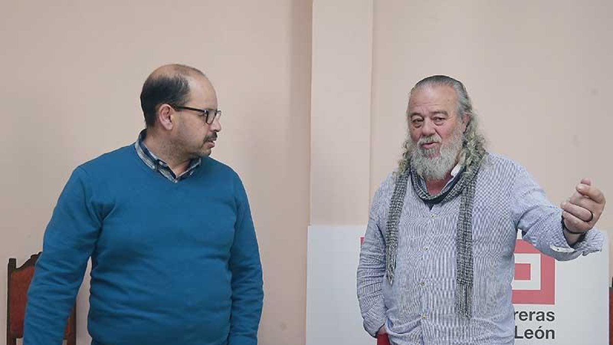 Chograni, técnico de CCOO, y Capilla, responsable de Políticas Sociales del sindicato en Burgos.-R. G. OCHOA