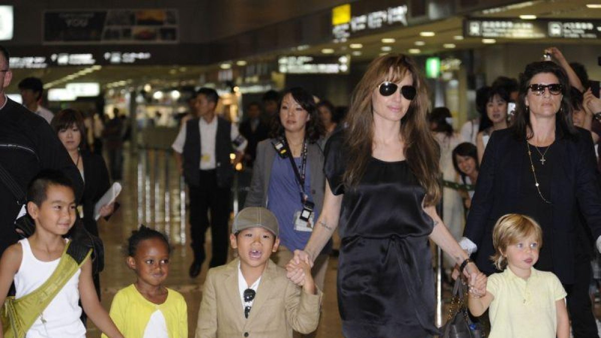 Imagen de archivo del 2010 de Angelina con sus hijos Maddox, Zahara, Pax y Shiloh, en el aeropuerto de Tokio.-YOSHIKAZU TSUNO / AFP
