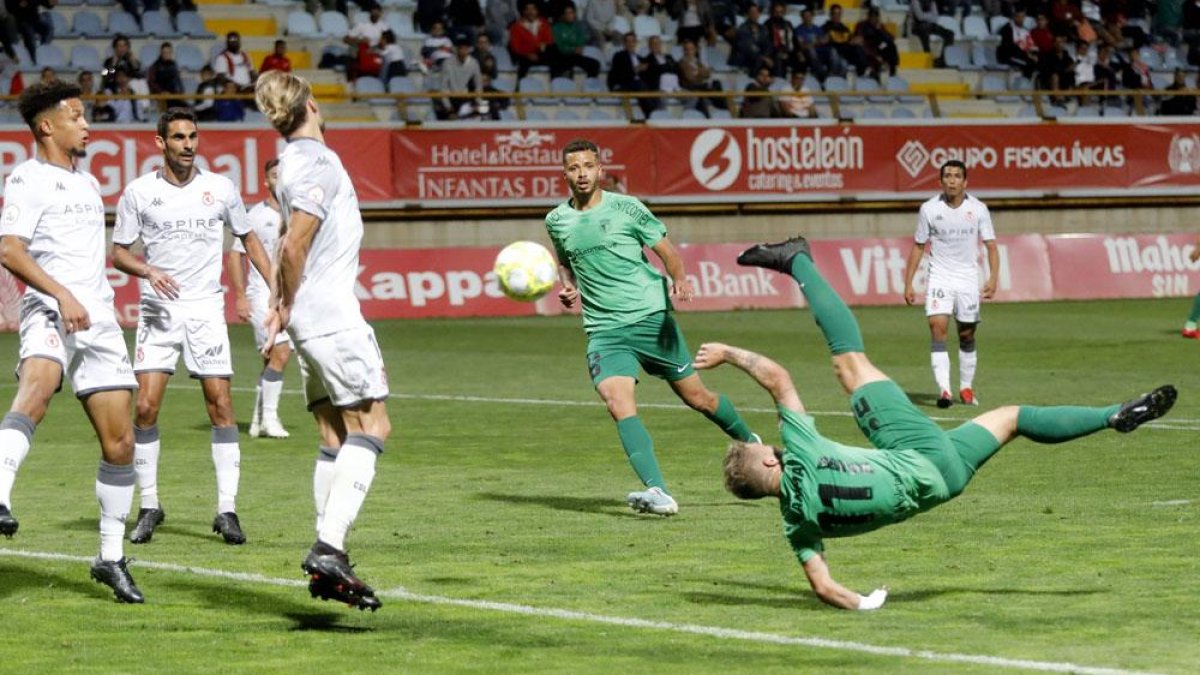 Juanma intenta superar la meta de la Cultural Leonesa con un remate acrobático en el tramo final de la contienda de ayer-Marciano Pérez