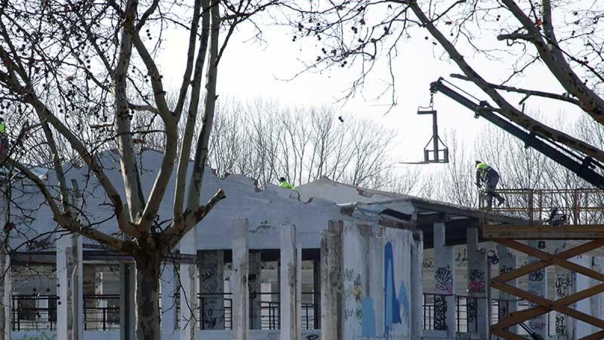 Los elementos desmontables se retiran con grúa.-MIGUEL CUENCA