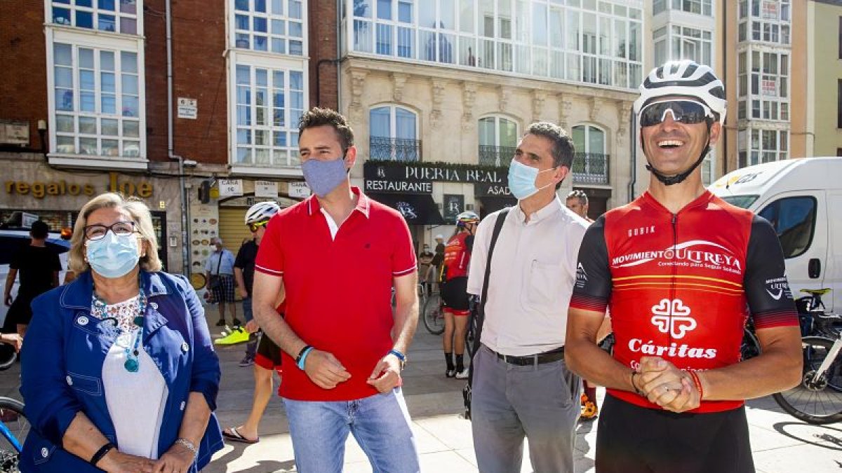 Los ciclistas fueron recibidos por el alcalde y los representantes de Comercio y Cáritas. SANTI OTERO