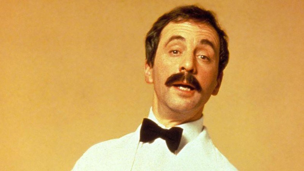El actor Andrew Sachs, como el camarero catalán/mexicano Manuel, en la serie 'Hotel Fawlty'.-