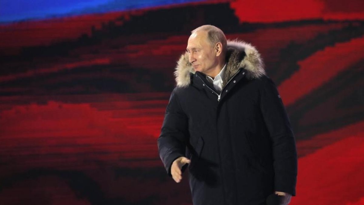 El presidente ruso, Vladimir Putin, en un acto de campaña el 18 de marzo en Moscú.-/ YURI KOCHETKOV (EFE)
