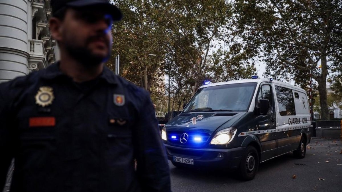 Dos detenidos en Tarragona por mensajes de odio contra la Policia y la Guardia Civil el 1-O.-/ EMILIO NARANJO (EFE)