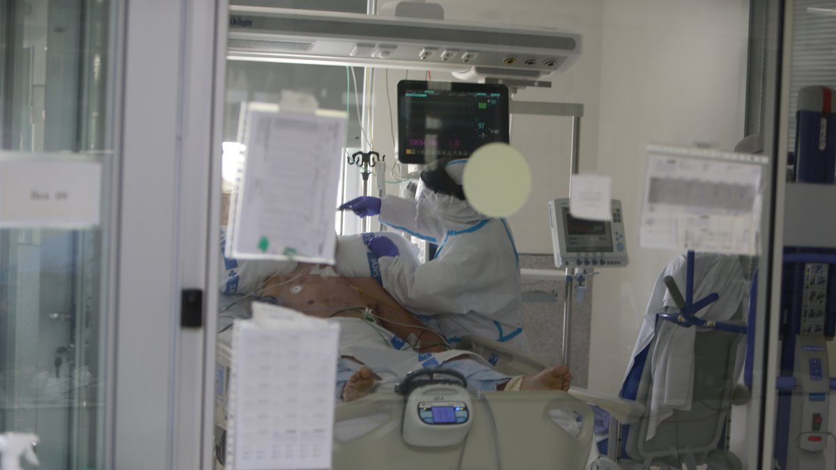 Personal sanitario de la UCI de Burgos atiende a un paciente. ECB