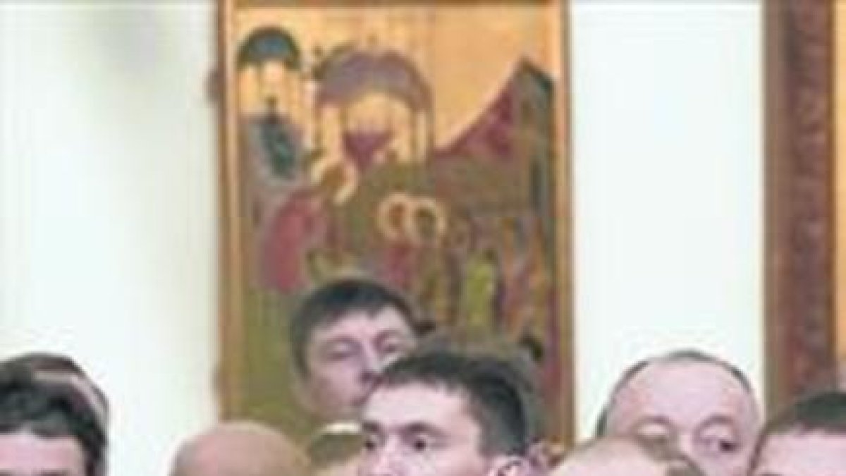 Vladímir Putin asiste a una misa de la Navidad ortodoxa, ayer en Moscú.-AP / MIJAIL KLIMENTYEV