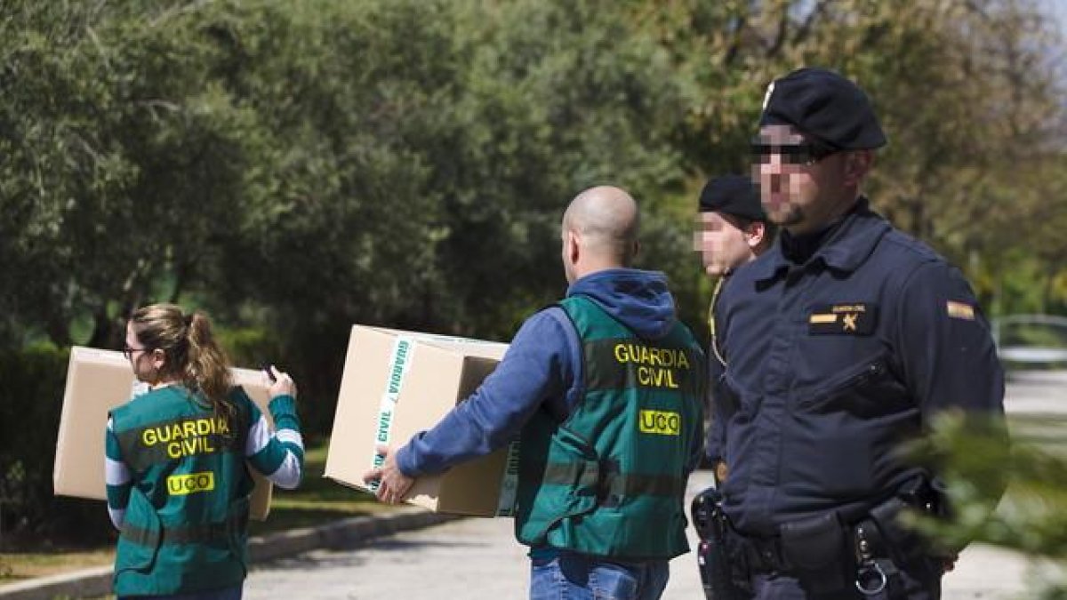 Agentes de la Guardia Civil se llevan documentos en el marco de la operación contra el fraude en los cursos de formación en Andalucía, el pasado marzo en Málaga.-EFE / JORGE ZAPATA