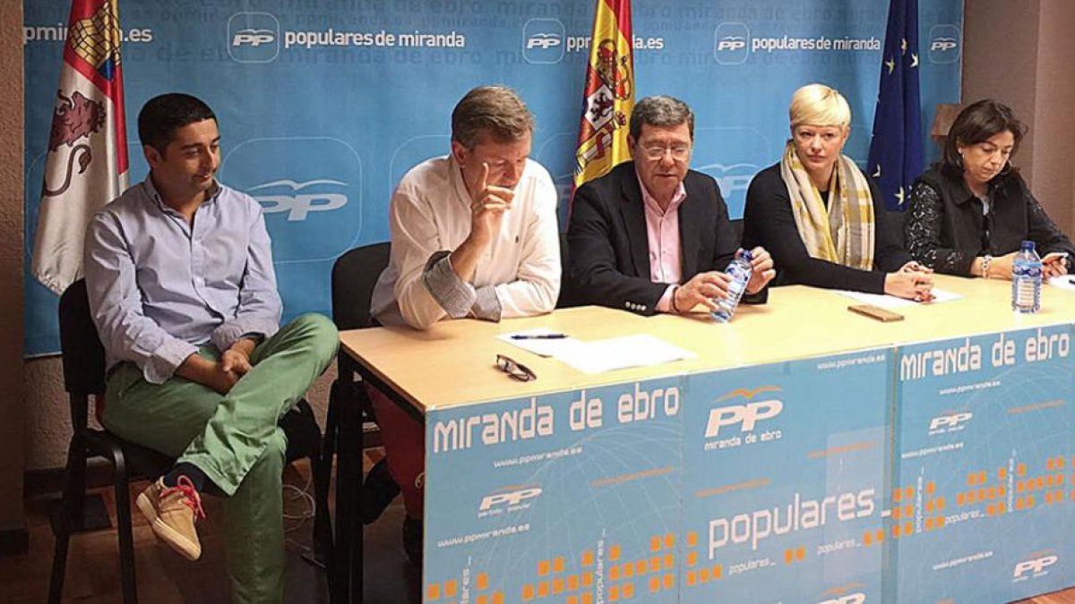 Jorge Castro (a la izquierda) junto a javier Lacalle, César Rico, Irene Cortés y Sandra Moneo, durante la reunión del PP comarcal celebrada Miranda.-ECB