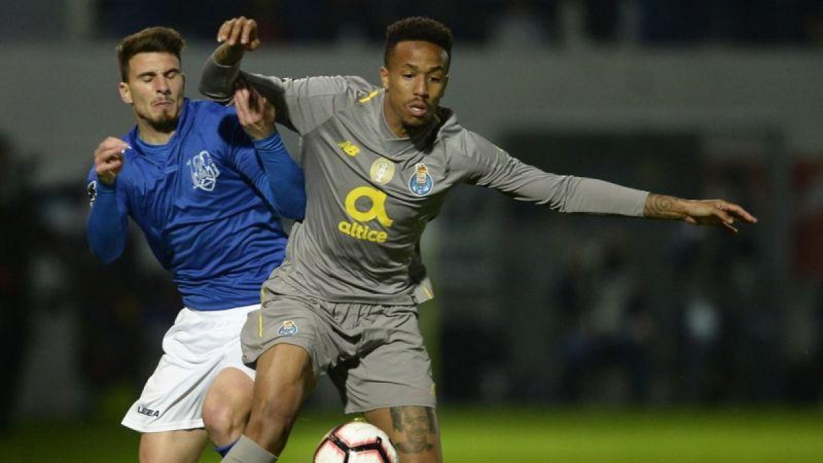 Militao, de gris, con la camiseta del Oporto.-AFP