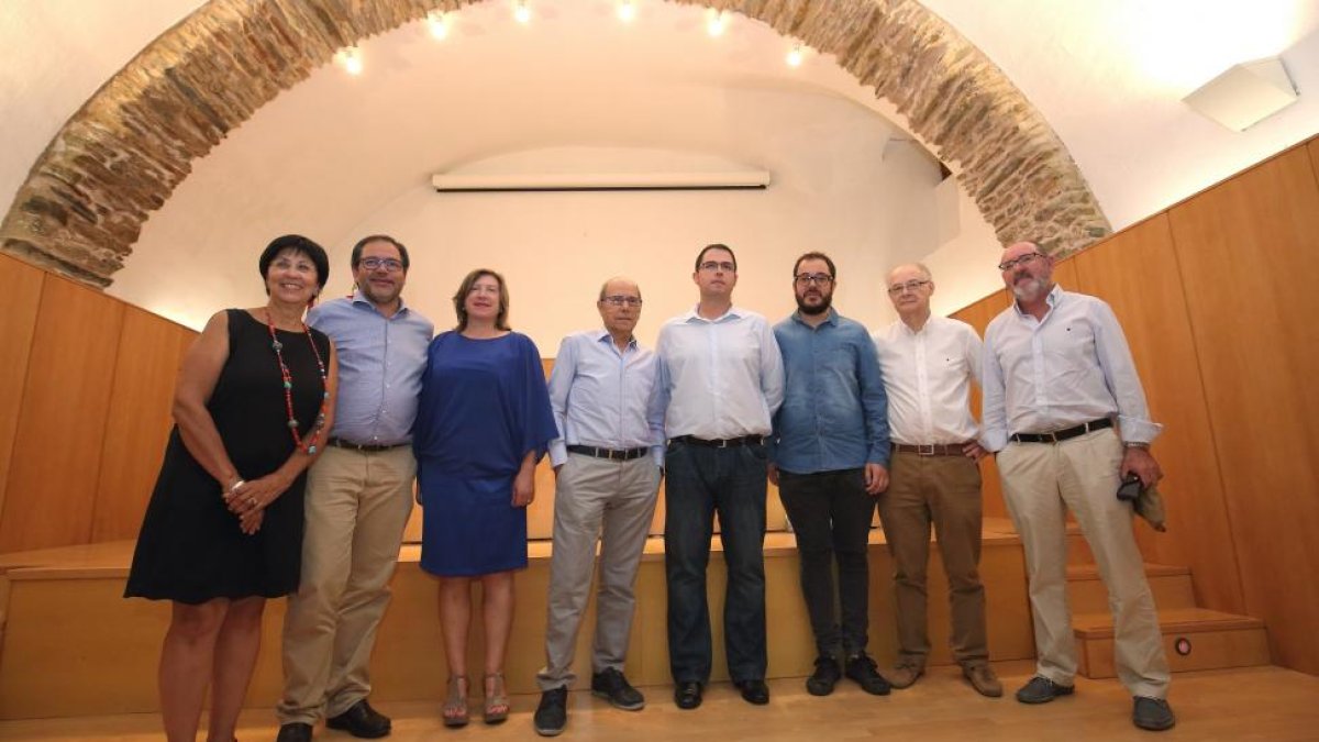 La presidenta del Instituto de Estudios Bercianos, Mar Palacio; el nieto de Antonio Estévez, Helio Estévez; la concejala de Cultura del Ayuntamiento de Ponferrada, Maria Antonia Gancedo; el hijo de Antonio Estévez, Helios Estévez; los ganadores del II Pre-ICAL