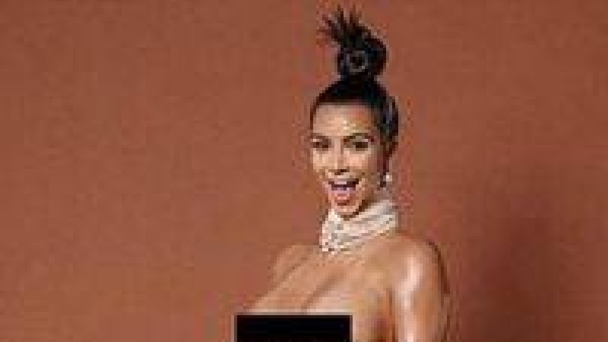 Kim Kardashian se desnuda para la revista neoyorquina 'Paper Magazine'.-Foto: EL PERIÓDICO