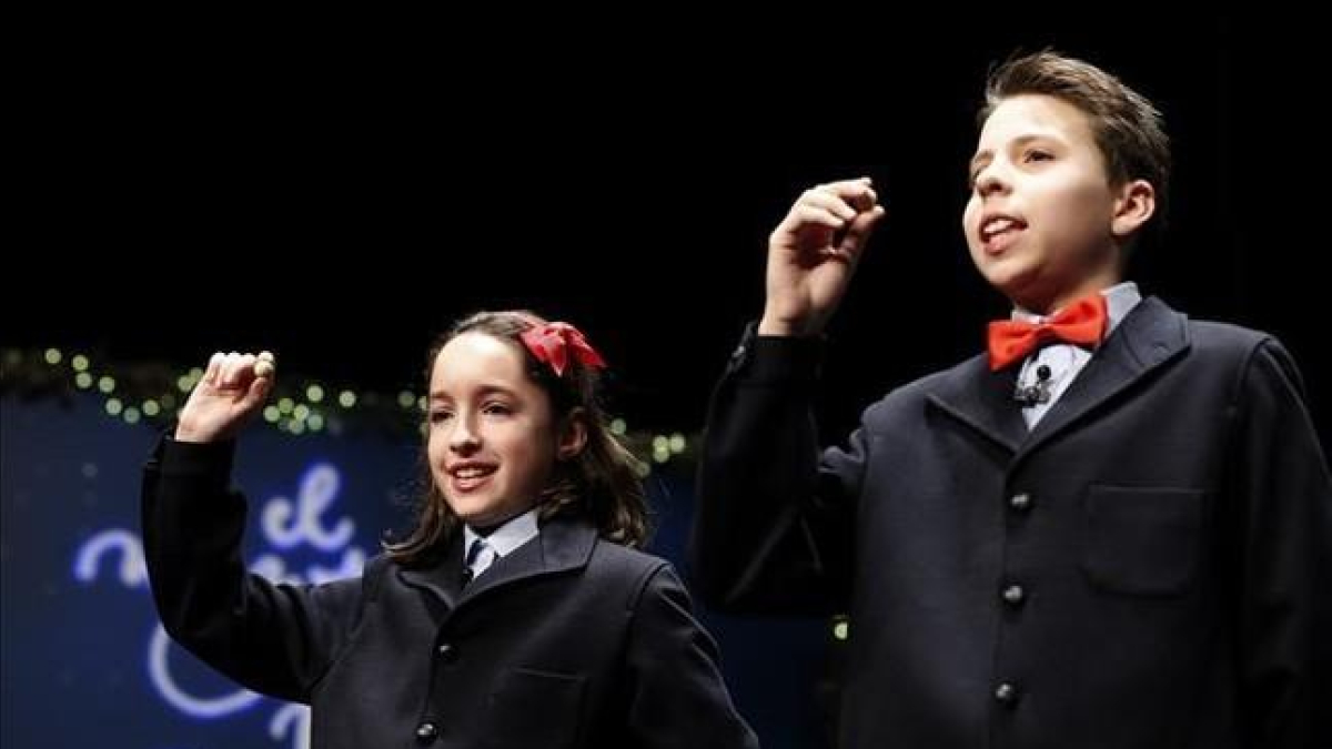 Los ninos cantores de San Ildefonso muestran las bolas con el segundo premio del sorteo extraordinario de la loteria de Navidad.-SERGIO BARRENECHEA