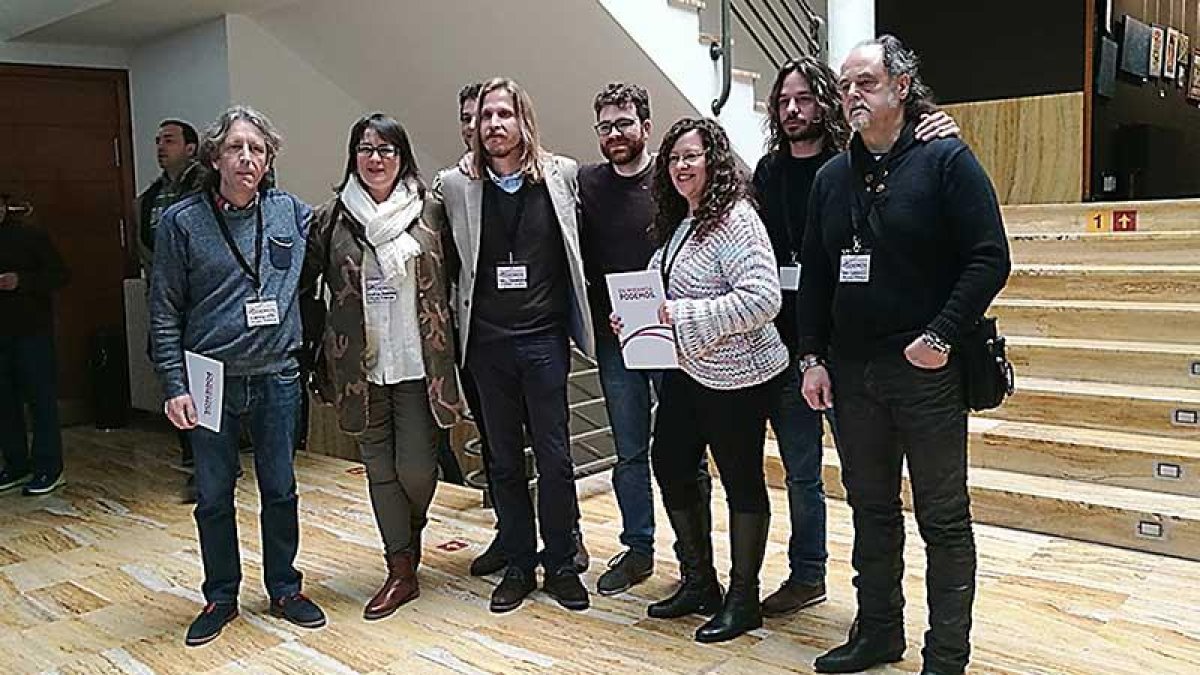 Pablo Fernández (tercero por la izq.) y Miguel Vila (segundo por la derecha), junto a varios compañeros, ayer, en Miranda.-ECB
