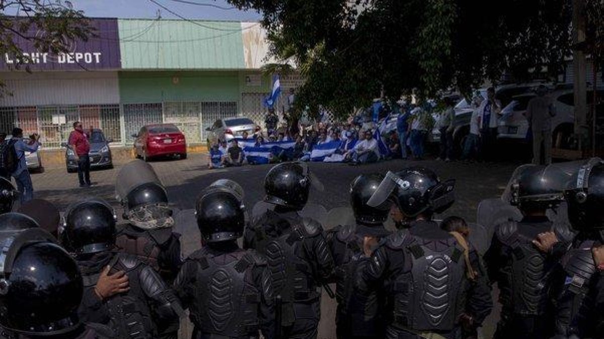 La policiía de Nicaragua vigila una manifestación en contra del presidente Daniel Ortega.-EFE