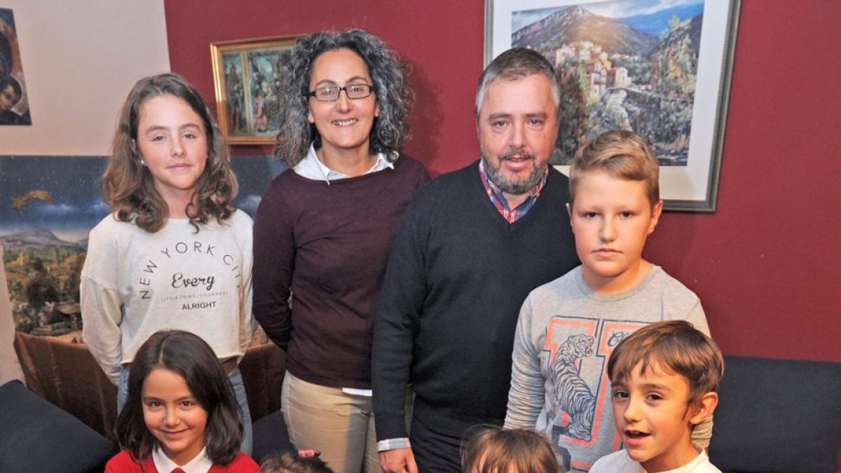 Gema Catalina y AlbertoSanvicens con sus seis hijos.-ISRAEL L. MURILLO