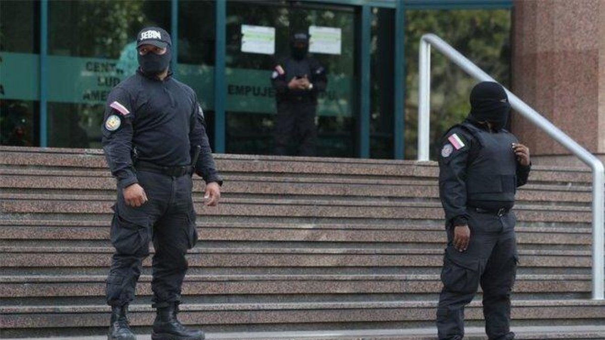 Agentes resguardan el edificio donde se encuentra la oficina de Juan Guaidó.-EFE