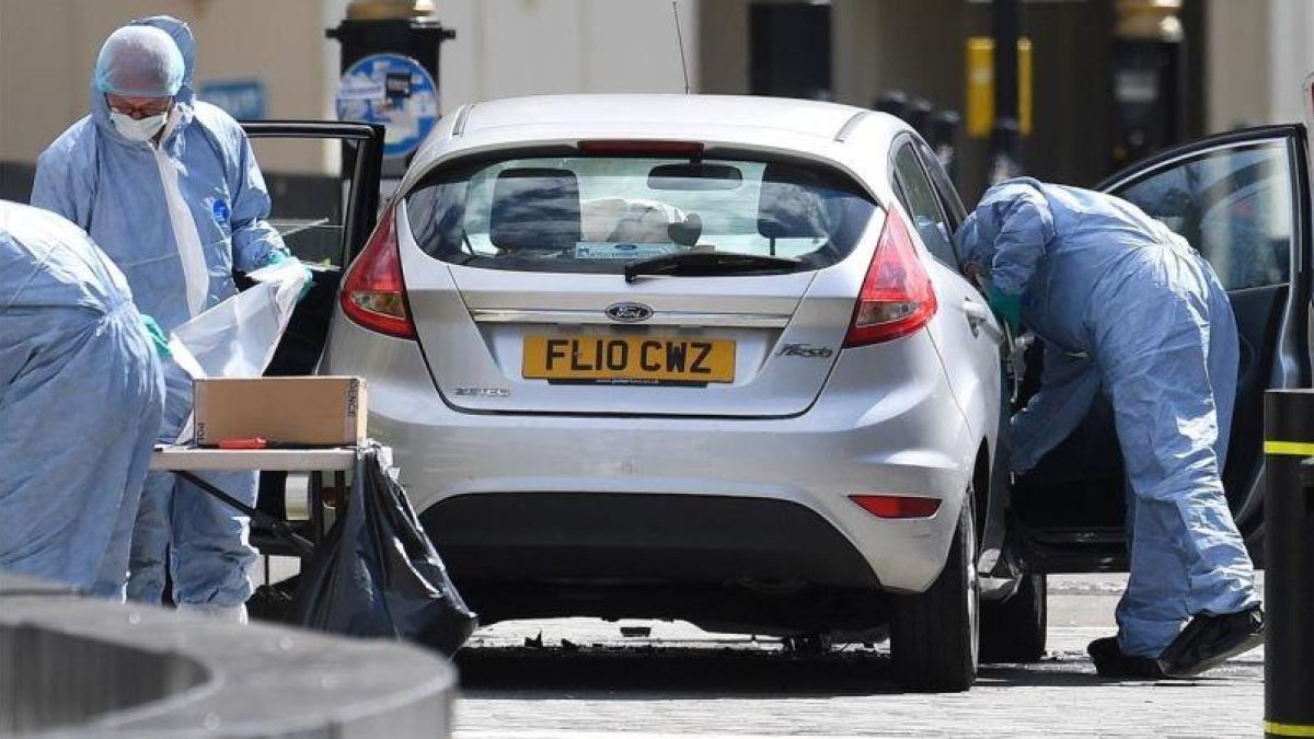 Forenses examinan el coche que chocó contra las barreras de Westminster.-ANDY RAIN