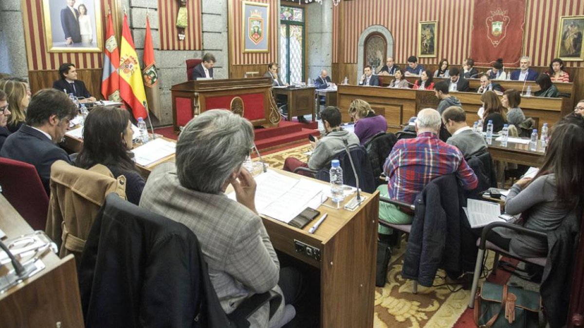 Un momento del Pleno municipal celebrado ayer en el que se habló mucho de infraestructuras.-SANTI OTERO