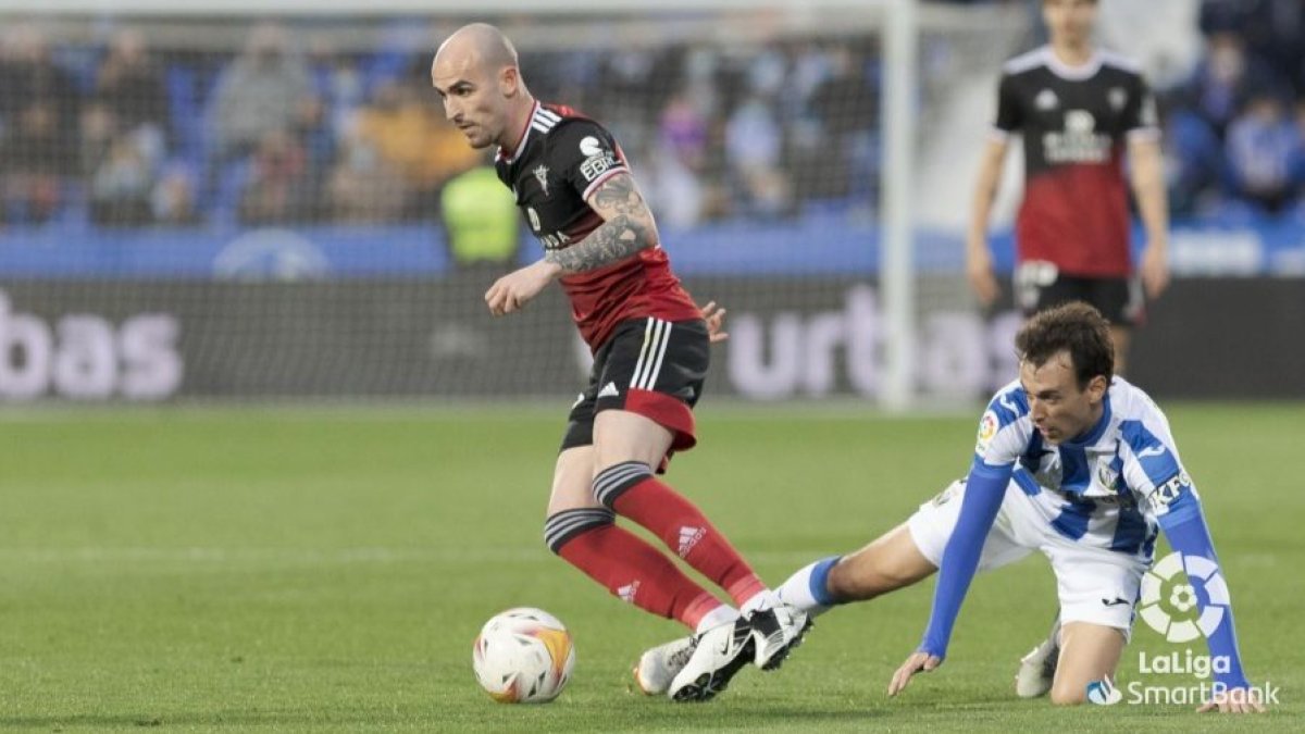 Oriol Rey se hace con la posesión de la pelota. LALIGA