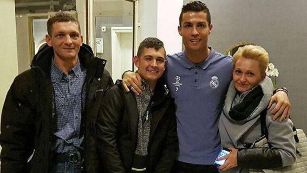 Cristiano Ronaldo con David Pawlaczyc en el hotel de concentración del Real Madrid.-REAL MADRID