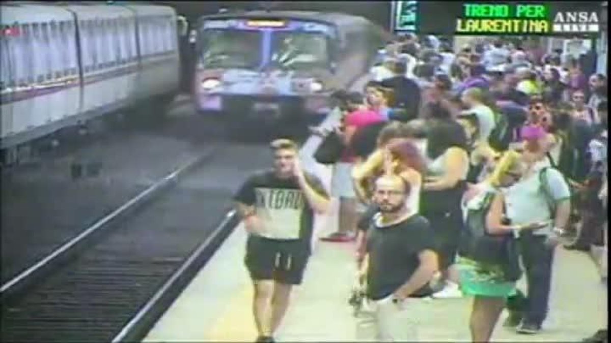 Fue arrastrada por el andén hasta chocar violentamente con la pared del túnel-EFE