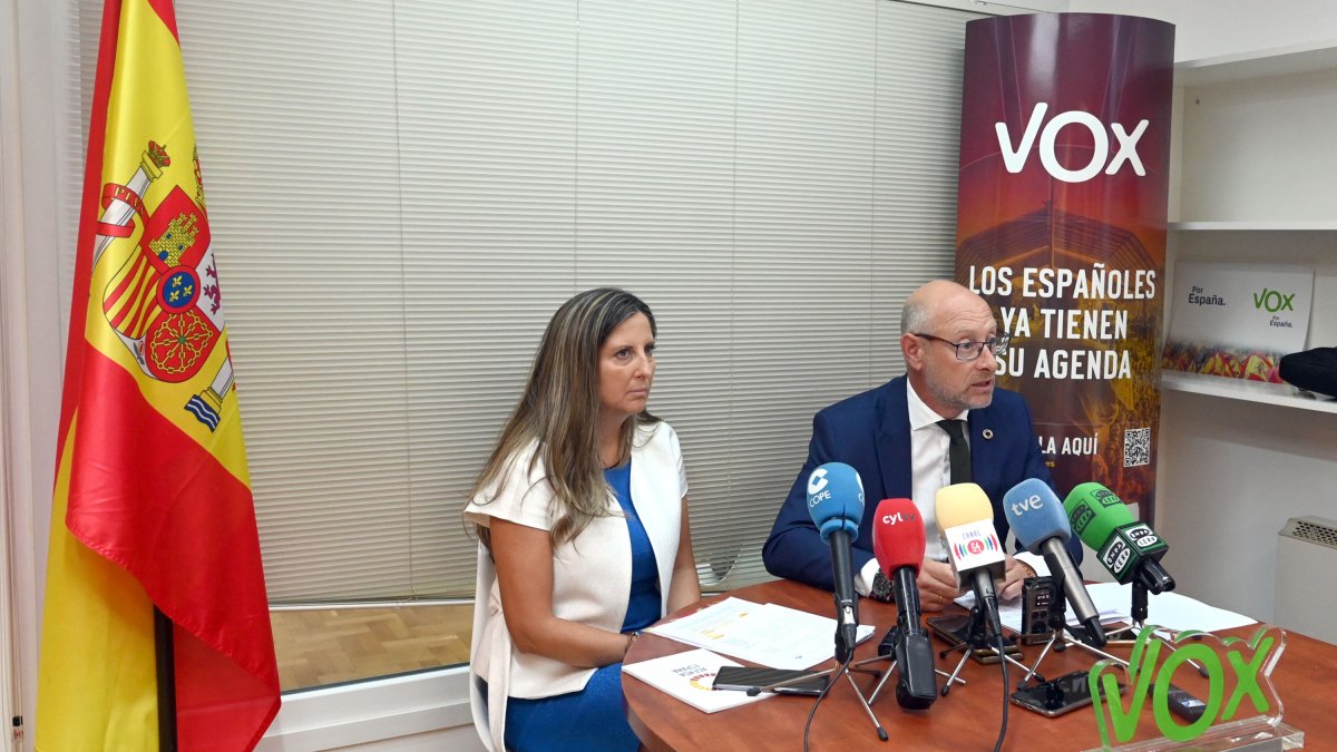 Los procuradores de Vox por Burgos en las Cortes de Castilla y León, Ana Rosa Hernando e Iñaki Sicilia. SANTI OTERO