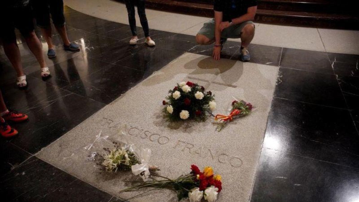 La tumba de Franco en el Valle de los Caídos.-JOSE LUIS ROCA