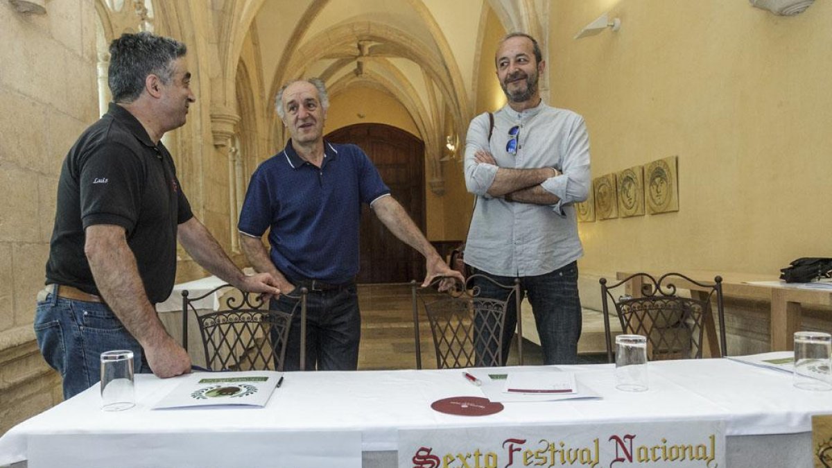 (De izq. a dcha), Luis Orcajo, Féliz Yáñez y Mariano Mangas durante la presentación del nuevo certamen.-S.O.
