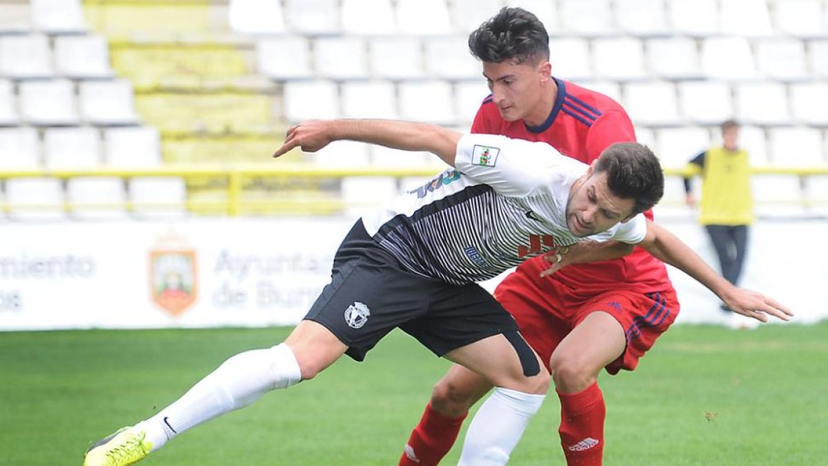 Iker Hernández protege el balón ante el acoso de un rival.-ISRAEL L. MURILLO