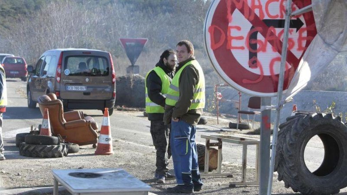 Dos chalecos amarillos bloquean una carretera en Dions, el pasado martes.-PATRICK AVENTURIER (GETTY)