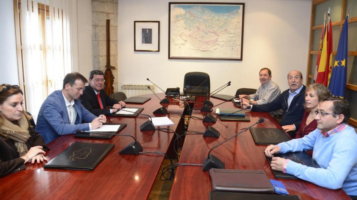 César Rico y Ernesto Argote, ayer durante la reunión en Treviño.-ICAL