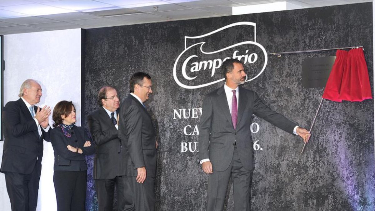 El rey destapa la placa en presencia de Álvaro Fernández, Juan Vicente Herrera, Sáenz de Santamaría y Pedro Ballvé.-ISRAEL L. MURILLO