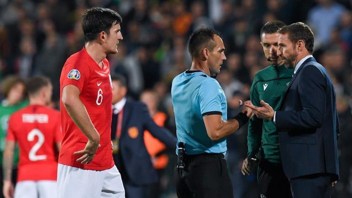El seleccionador inglés, Gareth Southgate, comentaal árbitro los insultos racistas en Sofía.-EFE / EPA / VASSIL DONEV