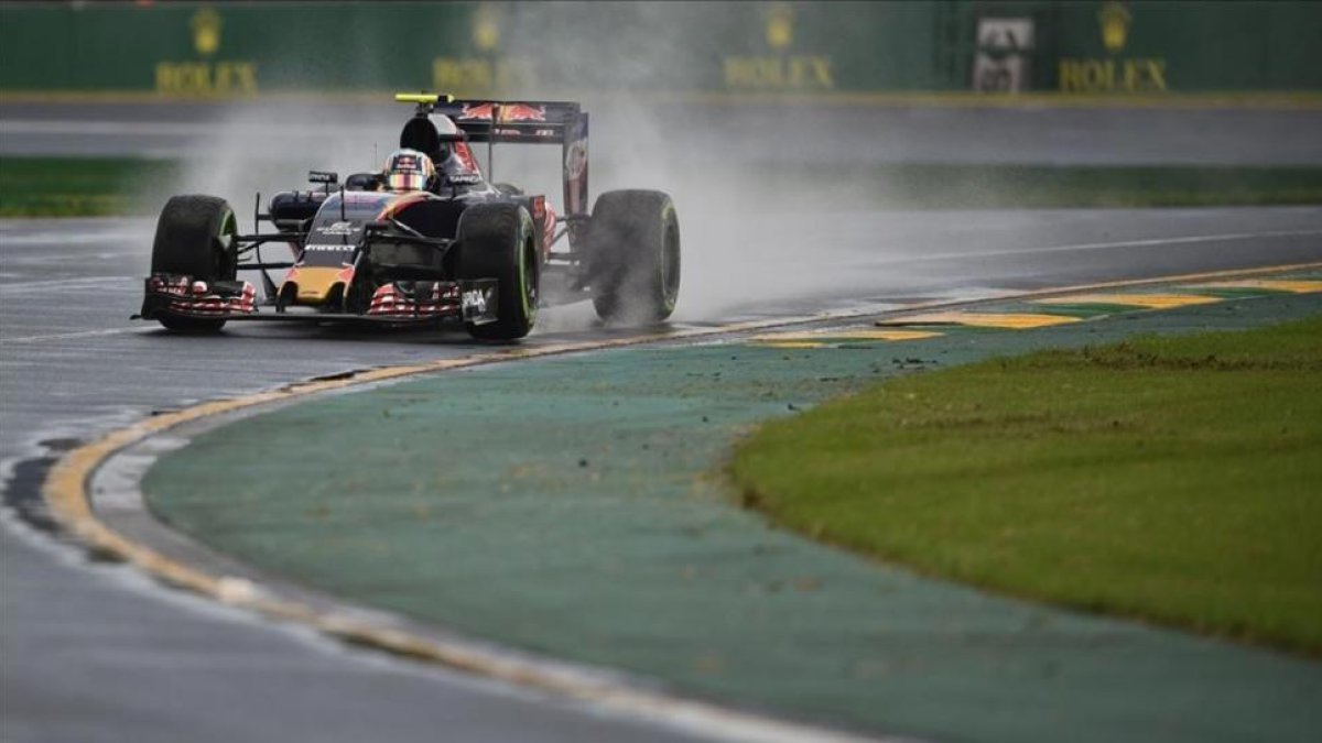 El piloto Carlos Sainz, durante la segunda sesión en Australia.-AFP / PETER PARKS
