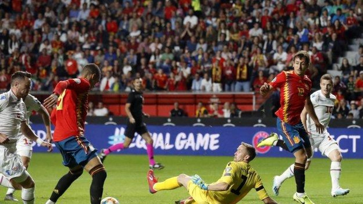 Rodrigo Moreno remata para conseguir el 1-0 ante Islas Feroe.-EFE