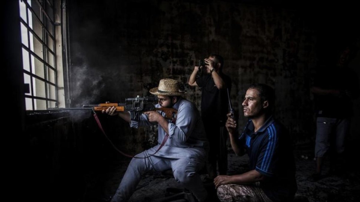 Un francotirador de Misrata dispara hacia posiciones de estado islámico en Sirte, Libia.-AP / MANU BRABO