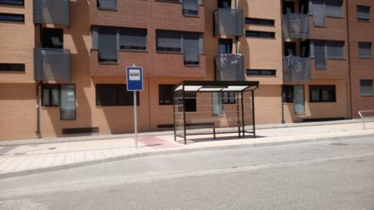 El Ayuntamiento actuará en 12 paradas para mejorar su accesibilidad. ECB