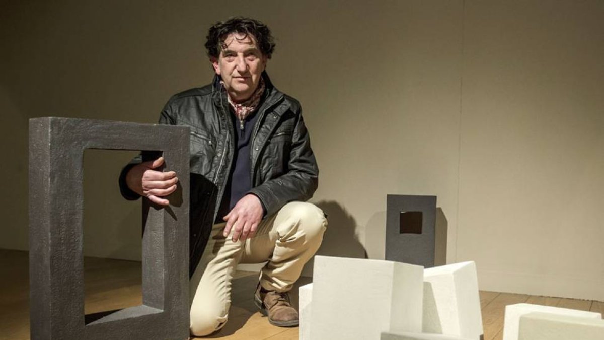 Miguel Martínez Delso, junto a una de las esculturas de 'A través de la ventana'.-Santi Otero