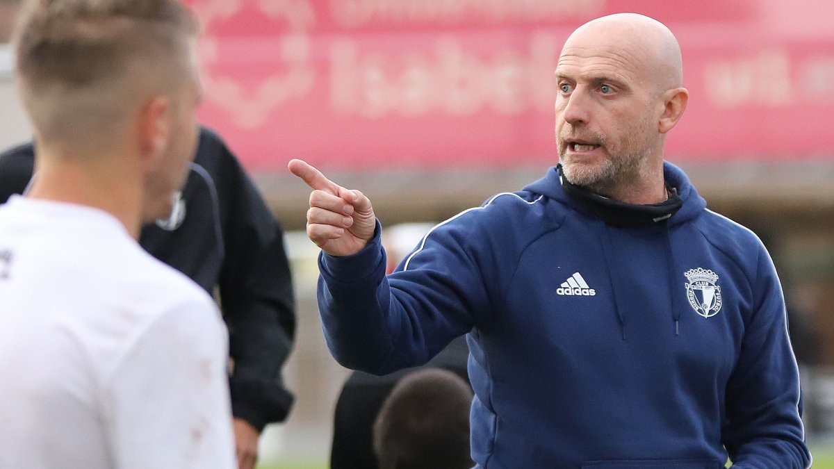 Calero da instrucciones a sus jugadores sobre el terreno de juego. ALBA DELGADO / BURGOS CF
