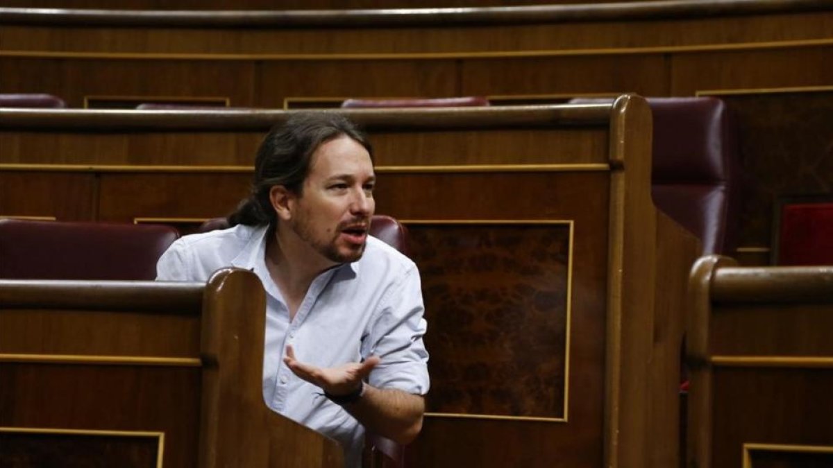 Pablo Iglesias en su escaño, durante el debate de investidura de Mariano Rajoy.-AGUSTÍN CATALÁN