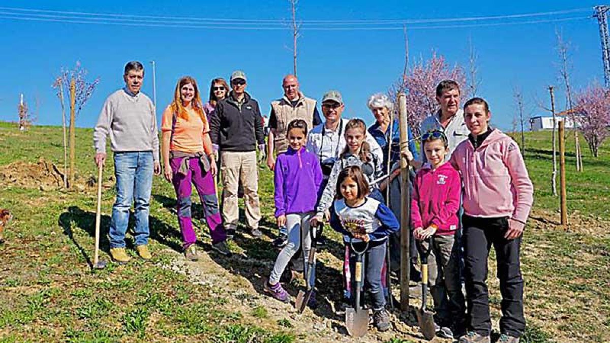 El alcalde, Isaac Angulo, y la edil de Medio Ambiente, Inmaculada Hierro (izquierda), se sumaron a la iniciativa.-ECB