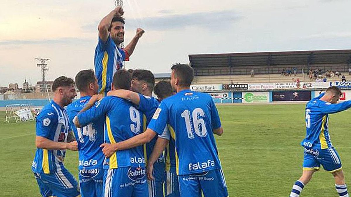 Los jugadores de la Arandina CF festejan el triunfo conseguido el pasado domingo en El Montecillo-Arandina CF