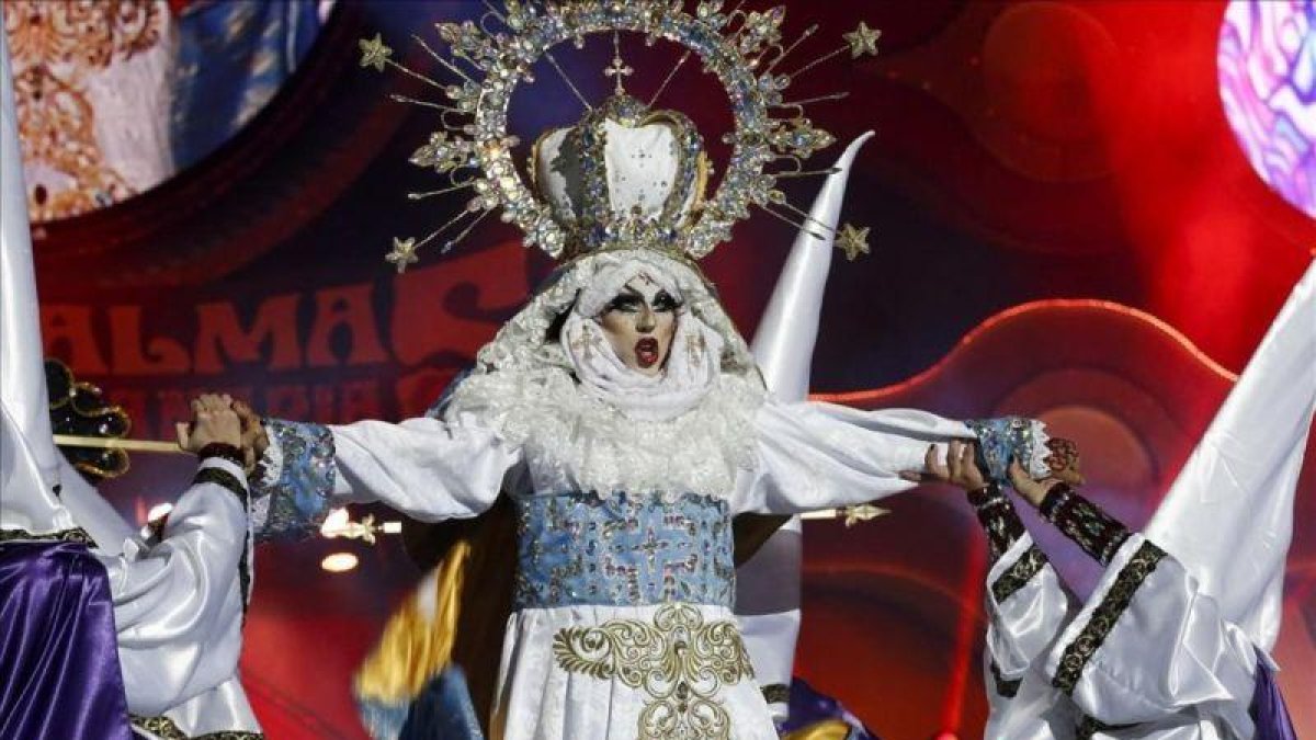 La 'drag' Sethlas, en pleno 'show' titulado 'Mi cielo, yo no hago milagros.  Que sea lo que Dios quiera', con el que ganó el polémico concurso del Carnaval de la Eterna Primavera en Las Palmas de Gran Canaria.-Elvira Urquijo