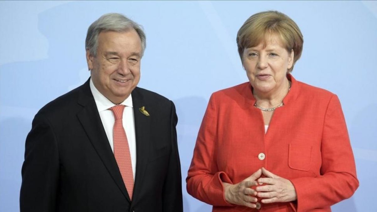 La canciller alemana, Angela Merkel, da la bienvenida al secretario general de la ONU, Antonio Guterres.-